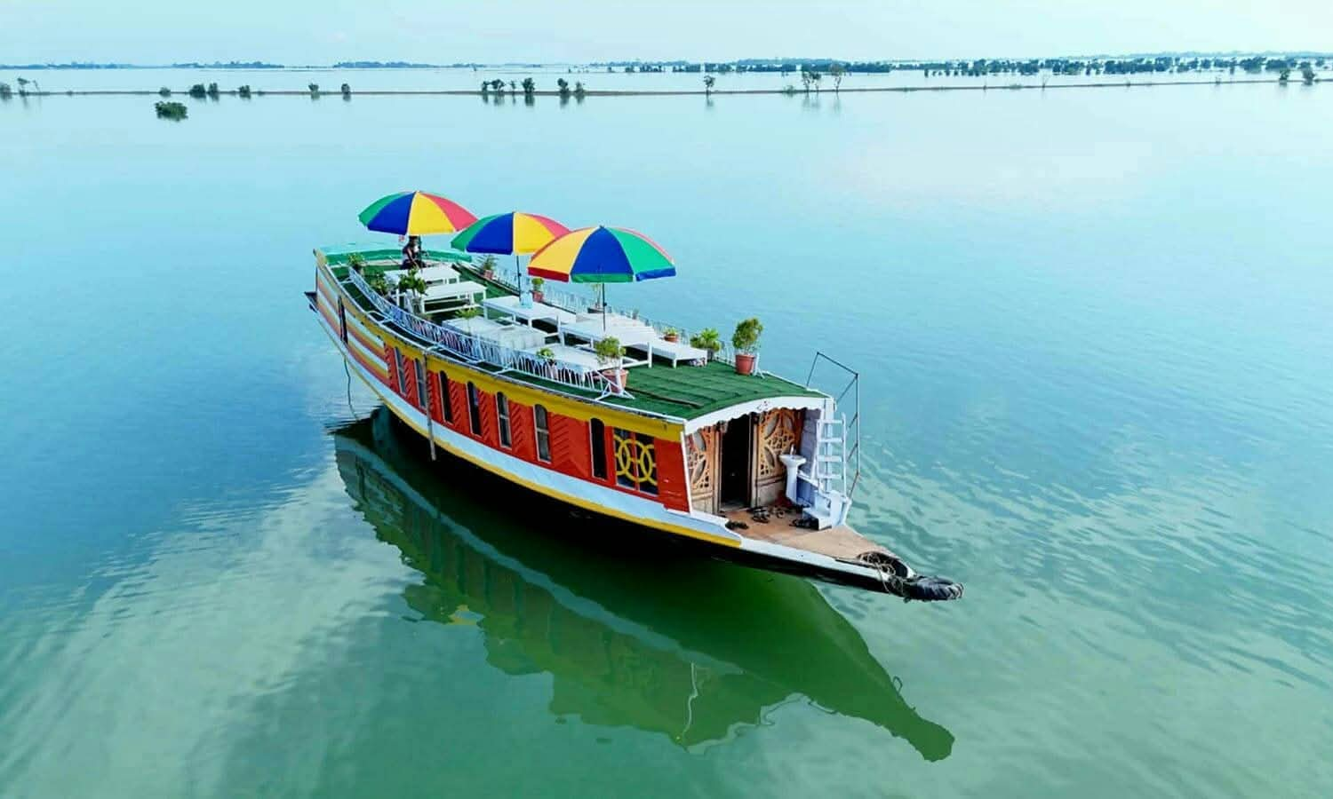 ডিঙ্গি - The Classic Houseboat