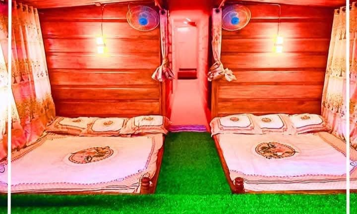 ডিঙ্গি - The Classic Houseboat