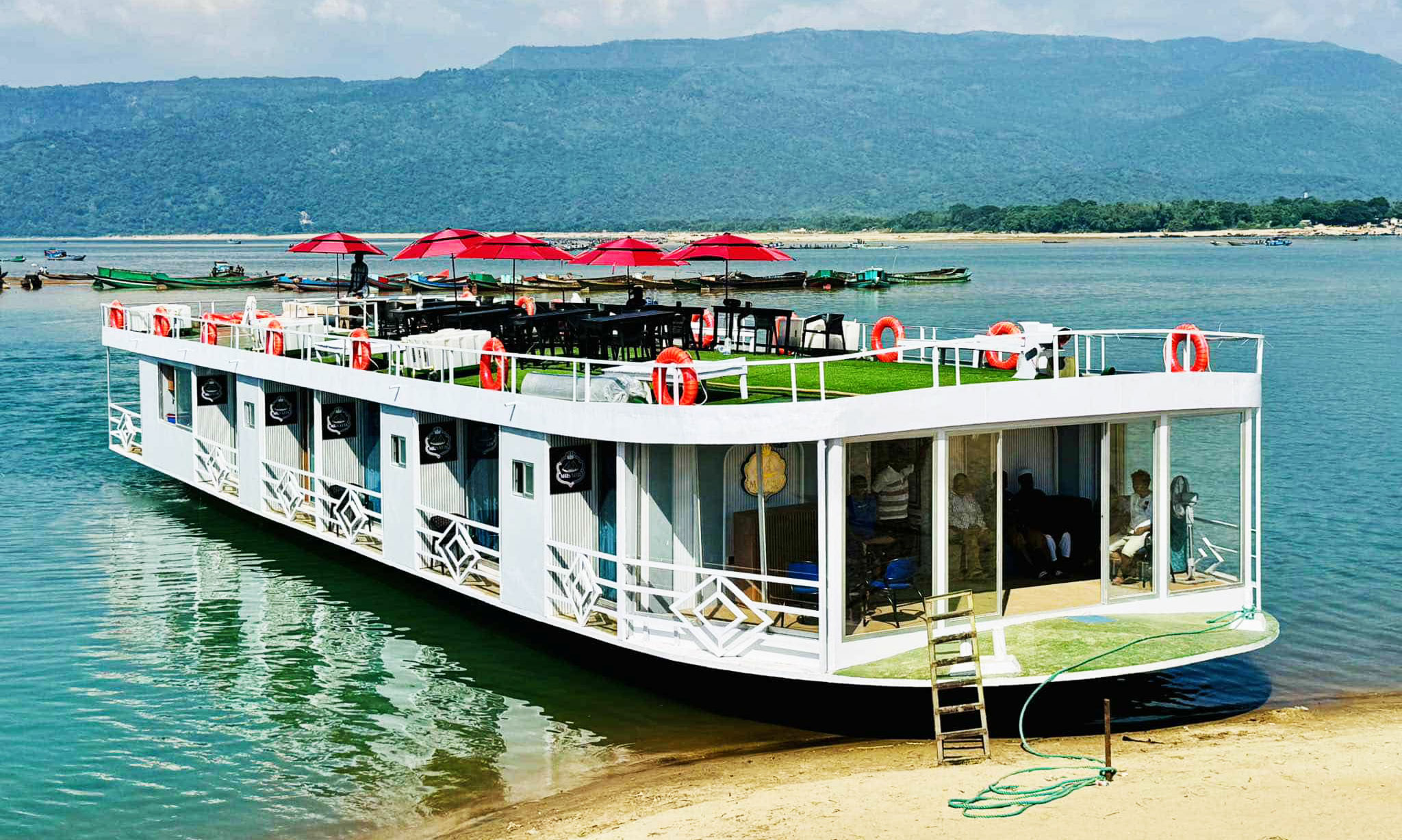 মুসাফির-Musafir the Phoenix houseboat